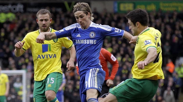 NECHÁTE M PROJÍT? Fernando Torres, útoník Chelsea, se snaí prosmýknout mezi