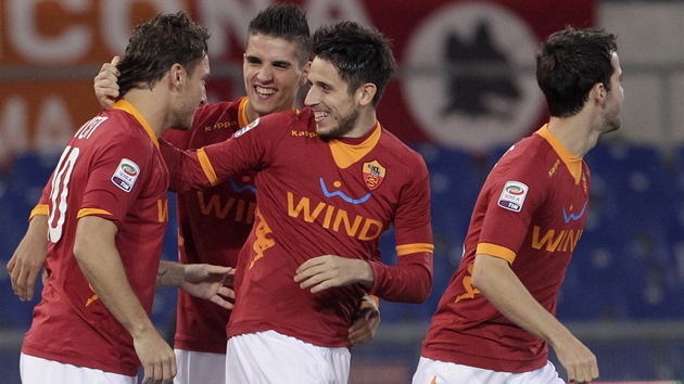 Fotbalisté AS �ím se radují z gólu, který vst�elil Francesco Totti (vlevo).