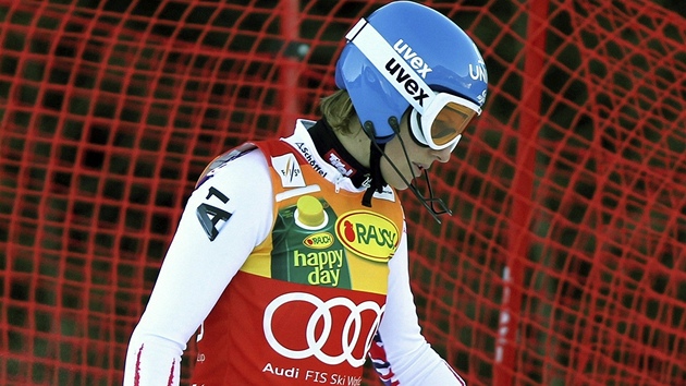 ODCHOD ZE SCÉNY. Marlies Schildová opou�tí sjezdovku v Kranjské Go�e poté, co