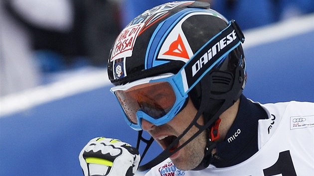 POVEDLO SE. Cristian Deville z Itlie ovldl slalom specil v Kitzbhelu. 