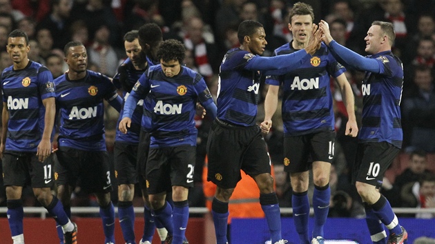 PRVNÍ ÚDER. Fotbalisté Manchesteru United slaví gól Antonia Valencii proti