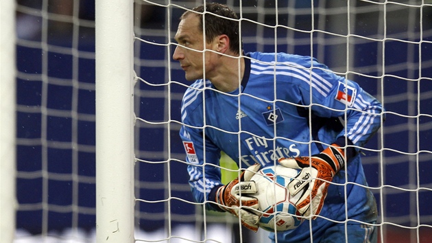 �ESKÝ KRAJÁNEK. Branká� Hamburku Jaroslav Drobný inkasoval v souboji s