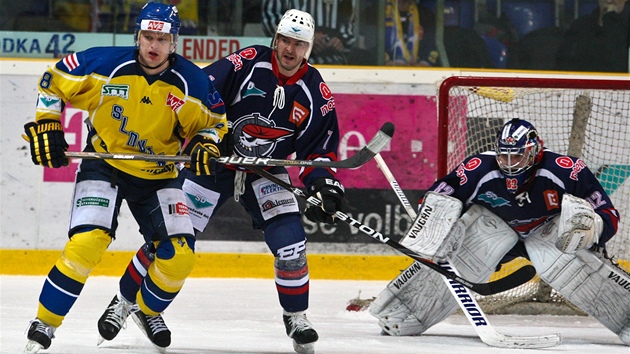 PED BRANKOU. Ústecký útoník Daniel Bohá (ve lutém) se pokouí zaclonit