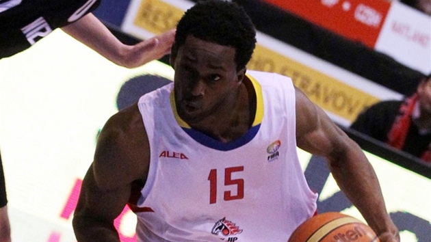 POD RUKAMA. Pardubický kídelník Corey Muirhead obchází soupee z Niného