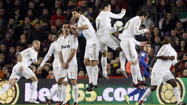 DALÍ ZVLÁDNUTÉ EL CLÁSICO. Fotbalisté Barcelony oslavují gól Daniela Alvese. I díky nmu postoupili pes Real Madrid do semifinále panlského poháru.