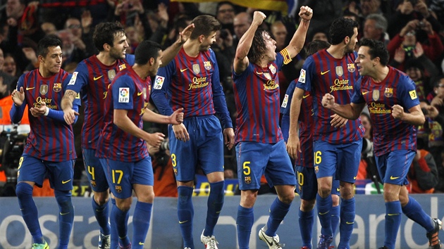 VEDEME! Fotbalisté Barcelony oslavují branku Daniho Alvese, který v utkání s