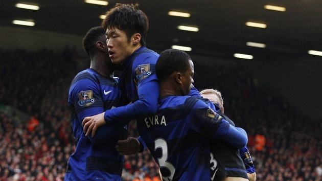 VYROVNÁNO! Park Ji-Sung z Manchesteru United skáe radostí na své spoluhráe,