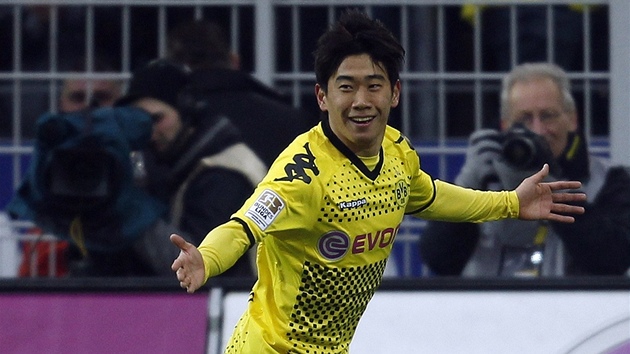 UÍVÁM SI TO. indi Kagawa z Dortmundu oslavuje první branku v zápase s