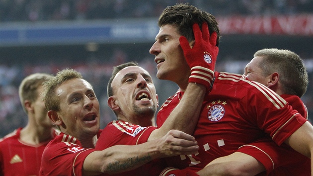 HRDINA. Mario Gomez z Bayernu Mnichov si uívá se spoluhrái radost ze své
