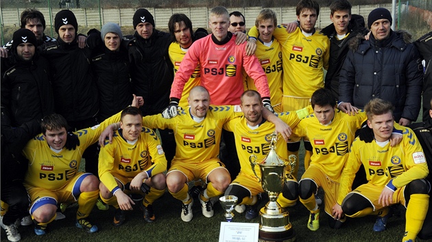 Fotbalisté druholigové Jihlavy s trofejí pro vít�ze zimní Tipsport ligy.