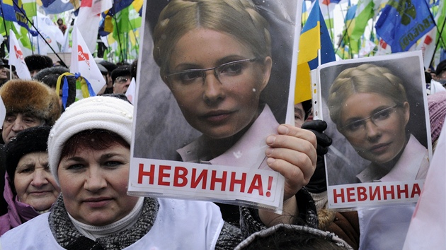 Proti vznn Julije Tymoenkov v Kyjevu protestovalo pes deset tisc lid.