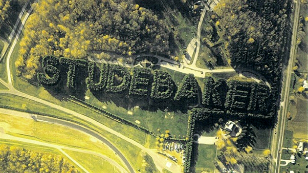 Satelitní pohled na nápis americké automobilky Studebaker, který tvoí tém