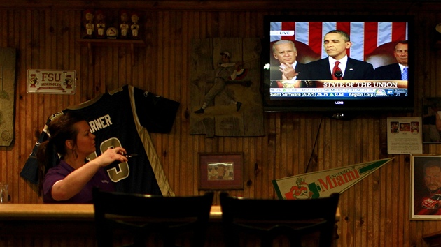 Barmanka Tiffany Nelsonová sleduje amerického prezidenta Baracka Obamu pi