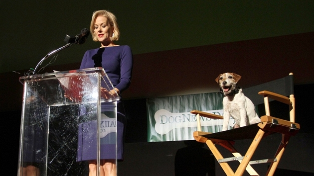 Uggie a Penelope Ann Millerová pi vyhláení nominací Zlatých obojk