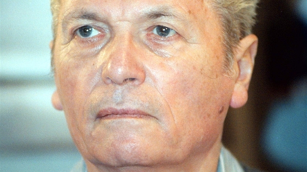 Literární kritik Milan Jungmann na archivním snímku z 13. února 1998 