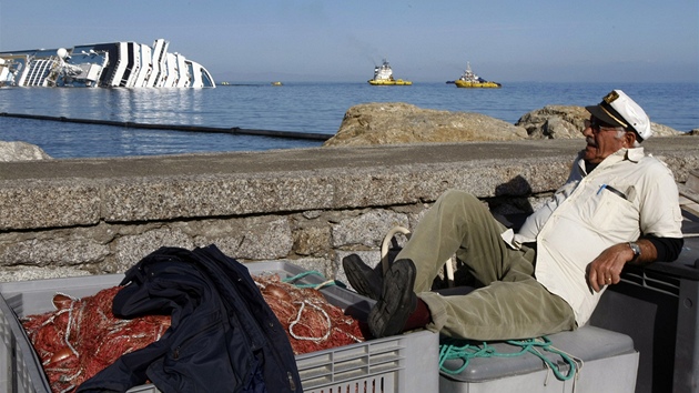 Italský námoník odpoívá na toskánském ostrov Giglio. (21. ledna 2012)