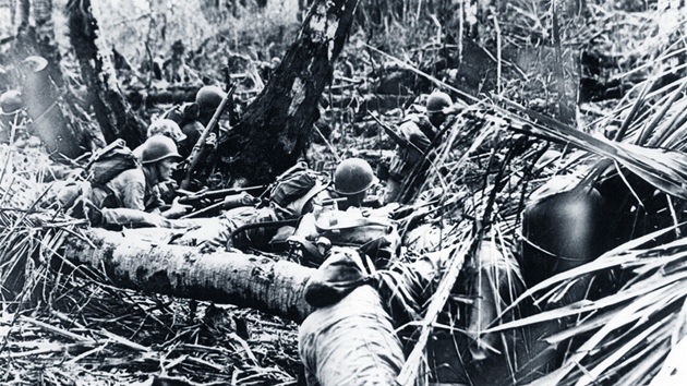 Amerit marici ptraj v guamsk dungli po japonskch sniperech. (20. ervence 1944)