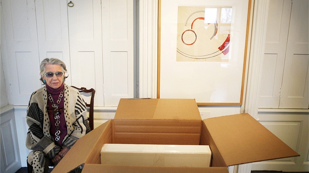 Je�t� nerozbalené Kupkovy obrazy �ekají na p�íjezd celník�. Jiná abstrakce