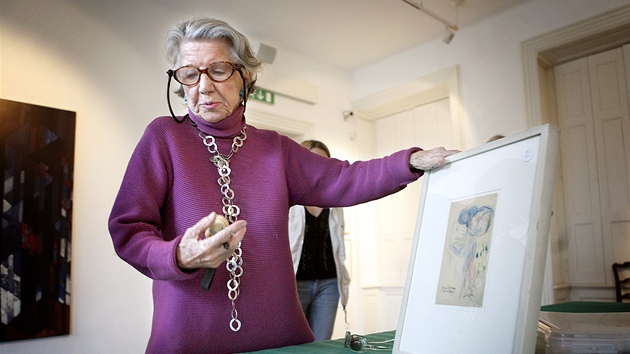 Meda Mládková ukazuje Kupkovu skicu Zrození kruhů (25. ledna 2012).