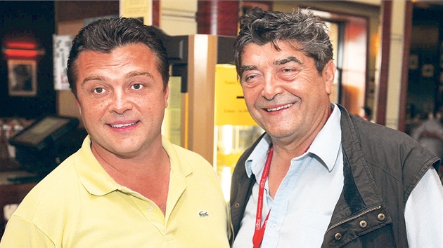Václav Ko�ka ml. (vlevo vedle svého otce) byl zast�elen v roce 2008 po hádce v