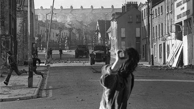 Troubles (Potíe), jak je oznaovali Britové, se táhly a do roku 1998, kdy IRA...