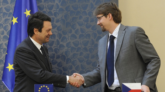 Ministr dopravy Pavel Dobe� (vpravo) a výkonný �editel GSA Carlo des Dorides