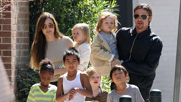 Angelina Jolie a Brad Pitt s dětmi (jejich vlastní potomci Vivienne, Shiloh a...