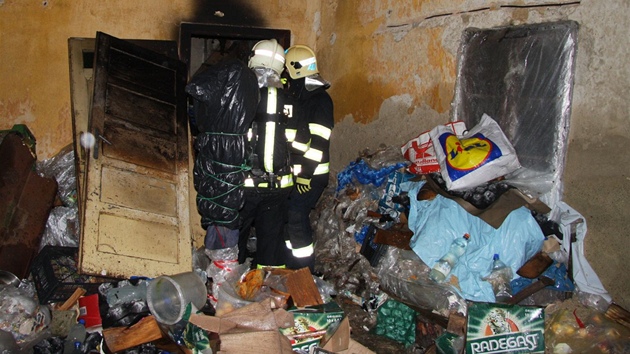 Hasii likvidovali por nahromadnho odpadu v domku v Jarohnvicch na Kromsku. (23. ledna 2012)