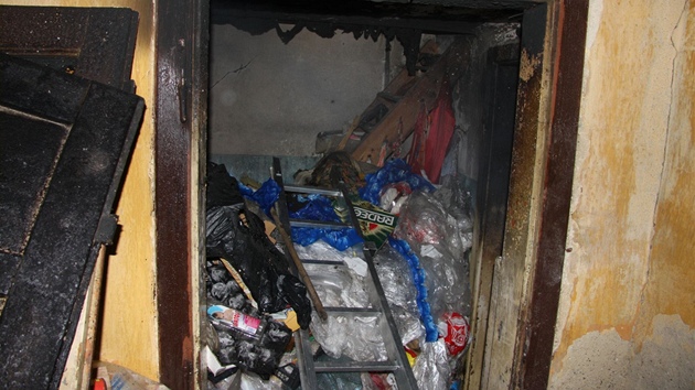 Hasii likvidovali por nahromadnho odpadu v domku v Jarohnvicch na Kromsku. (23. ledna 2012)