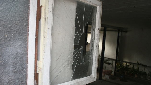Rozbité okno, kterým se lupi a vrah dostal do domu staenky v Týniti nad