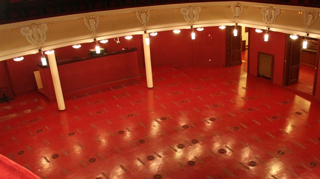 Hledit pardubického divadla bez sedadel, me zaít montá rovné podlahy. 