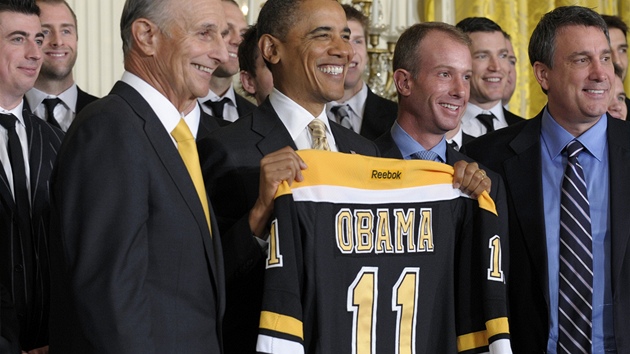 SLU MI? Americk prezident Barrack Obama dostal od hokejist Bostonu dres s slem 11. Vlevo pihl obrnce Tom Kaberle.