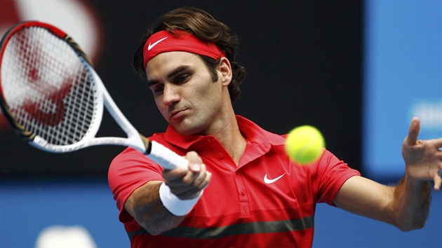 POZORNOST. Roger Federer v utkn tetho kola Australina Open proti Ivo Karloviovi.