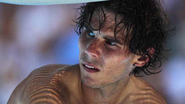 TVRTFINÁLE. Rafael Nadal se skrývá ped australským sluncem.