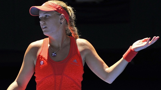 NEJDE TO. Rozladn Caroline Wozniack po tvrtfinlov prohe s Kim Clijstersovou na Australian Open