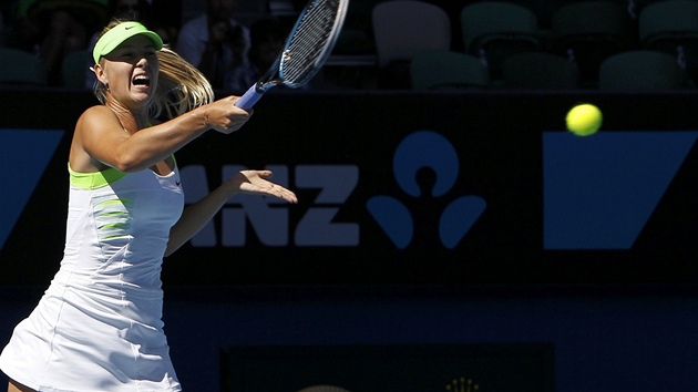 SÍLA. Maria arapovová v semiifnálovém utkání Australian Open proti  Pete