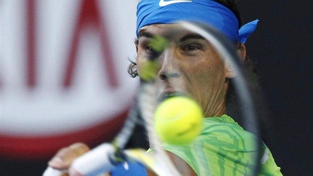 KONTROLA. Rafel Nadal sleduje míek pi úderu ve finálovém duelu Australian