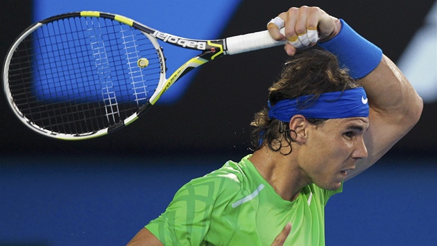 KAM DOPADNE? Rafael Nadal sleduje míek v utkání finále Australian Open proti