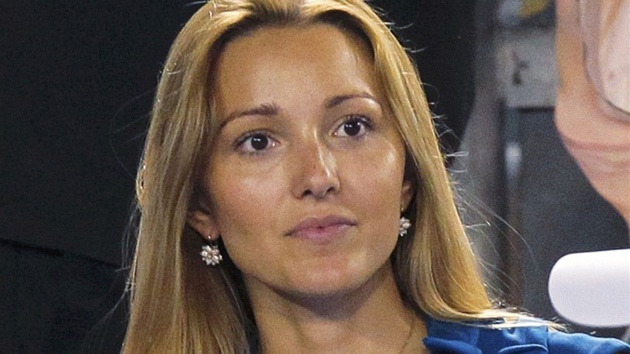 PŘÍTELKYNĚ. Jelena Rističová, partnerka Novaka Djokoviče, sleduje pozorně...