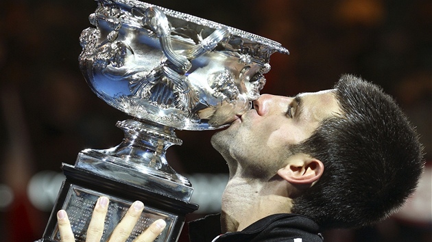 POLIBEK. Novak Djokovi líbá trofej z Australian Open 2012.