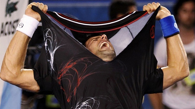 VÍTZNÁ OSLAVA. Novak Djokovi si trhá triko po triumfu na Australian Open