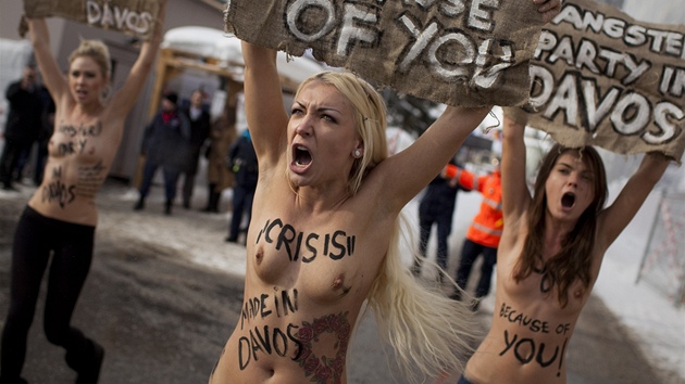 Prostest polonahých aktivistek v Davosu. (28. ledna 2012)
