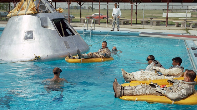 Posádka Apolla 1 bhem výcviku v bazénu v ervnu 1966. Grissom je v nafukovacím...