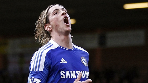 ALE NE... Fernando Torres z Chelsea si nadává za to, jak naloil s ancí.