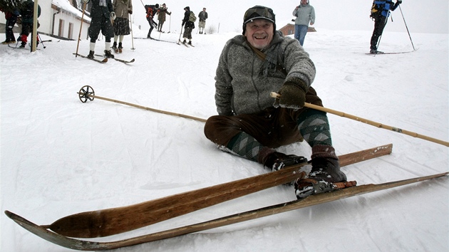 Nadenci do historického lyování vyrazili v sobotu ji po 23. v dobových