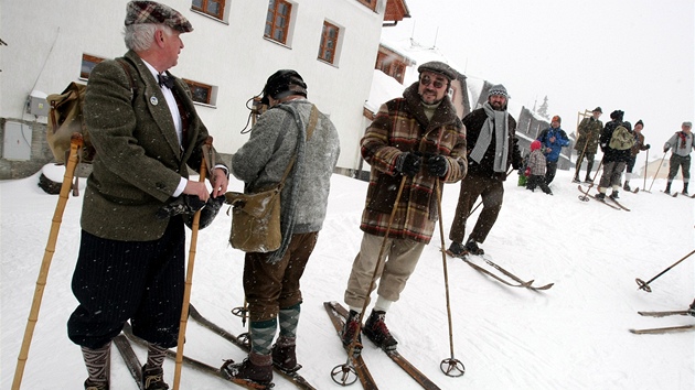 Nadenci do historického lyování vyrazili v sobotu ji po 23. v dobových