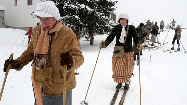 Nadenci do historického lyování vyrazili v sobotu ji po 23. v dobových