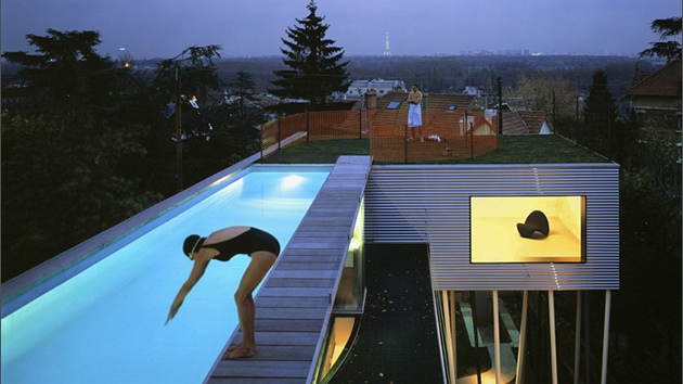 Rodinný dům v obci Saint-Cloud východně od Paříže: návrh Rem Koolhaas. Noční pohled na osvětlenou vilu.