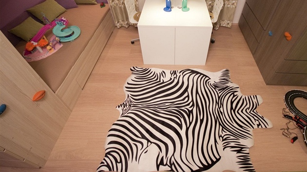 Na lamintovou podlahu pouili designi msto klasickho koberce "ki" zebry.