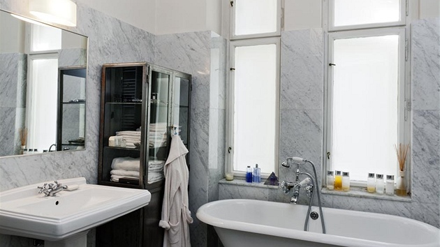 Koupelna obloená mramorem se jako jediná místnost v byt obela bez